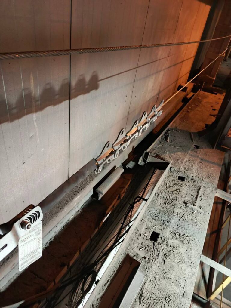 Монтаж анкерных линий СОЛО на кровлю и подкрановые пути